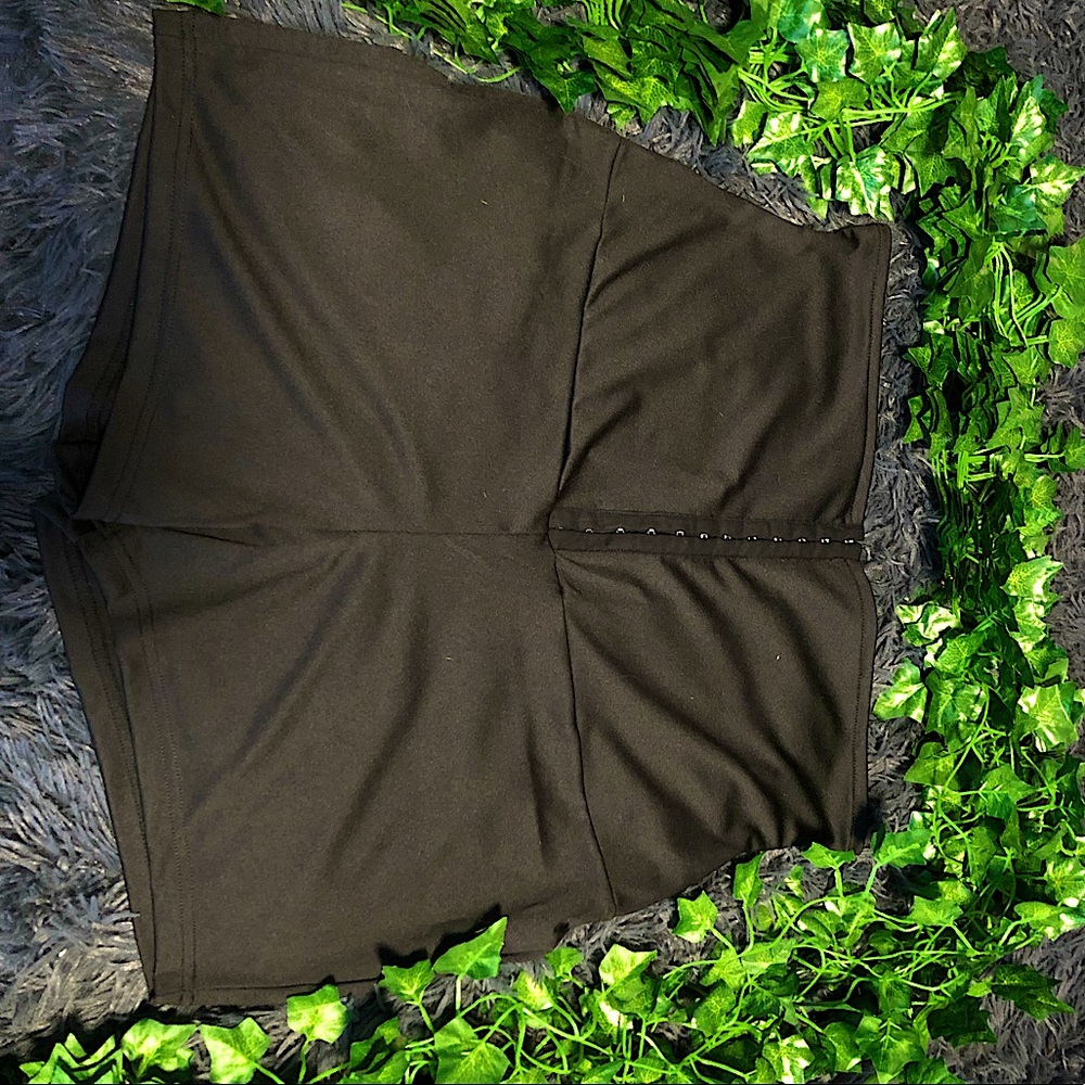 Hook and eye placket biker shorts